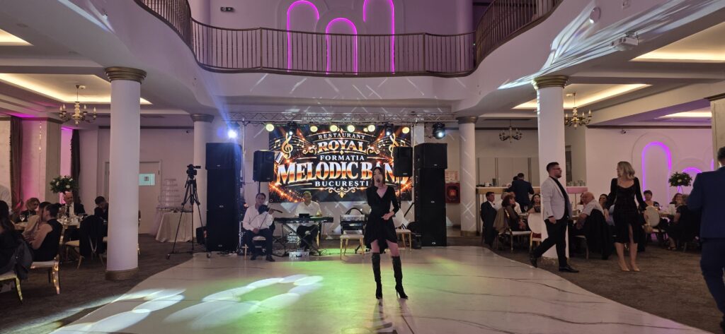 Scena Melodic Band București și ringul de dans la un eveniment